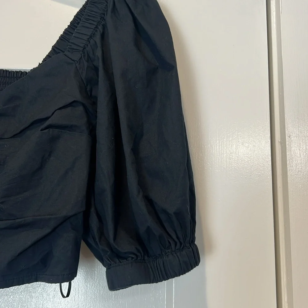 Abercrombie & Fitch black  Puff Sleeve cropped Blouse size small.